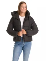 Campera puffer de corte recto y acabado mate, con diseño de bloques horizontales acolchados. Presenta capucha integrada con cordones de ajuste, cierre frontal metálico y bolsillos laterales invisibles. Incluye puños elásticos internos para mayor protección contra el frío.