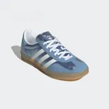 Championes Adidas Gazelle Indoor color celeste con detalles en blanco y suela color caramelo.