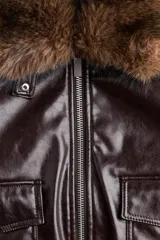 Campera marrón de tejido revestido con cuello extraíble de pelo sintético, cierre frontal y bolsillos delanteros con solapa.