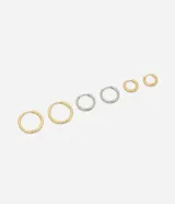 Kit de tres pares de aros tipo argolla en tamaños gradativos, fabricados en acero inoxidable con acabado metálico brillante. Incluye aros en tonos dorado y plateado.