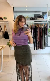 Top marrón de cuello alto drapeado, sin mangas y corte ajustado al cuerpo.