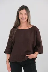 Blusa marrón de lino con escote redondo y mangas 3/4.