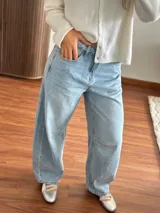 Pantalón de denim estilo barrel en color celeste claro, de tiro medio y diseño amplio en las piernas.