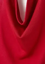 Top rojo de punto fino, con cuello halter drapeado, diseño recto y sin mangas.