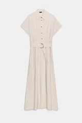 Vestido midi color crudo, estilo camisero, confeccionado en hilatura con 20% de lino. Tiene cuello solapa, manga corta, cinturón en el mismo tejido con hebilla metálica y cierre frontal con botones.