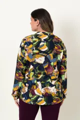 Blusa estampada de jersey en tonos de azul, verde y mostaza con detalle de alforzas en el frente.