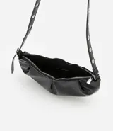 Cartera tipo shoulder bag de diseño media luna, confeccionada en poliuretano con acabado brillante. Presenta detalles frontales estilo gota, cierre superior por cremallera y correa de hombro ajustable con ojetes metálicos.