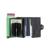 Billetera tipo tarjetero de cuero negro con caja de aluminio interna y sistema de deslizamiento para tarjetas. Cuenta con cierre mediante broche a presión.