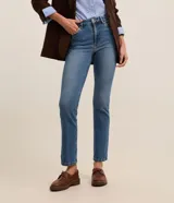 Pantalón de jean de corte recto con tiro medio.