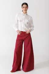 Pantalón jean color borgoña, de corte wide leg y tiro alto.