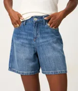 Bermuda de jean para mujer, con trabillas en la cintura, bolsillos y cierre tradicional. Confeccionada 100% en algodón certificado BCI.