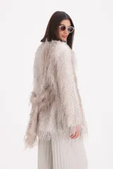 Tapado de textura plumosa en tonos beige y crema, con cuello solapa y cinto ajustable a la cintura.