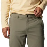 Pantalón de corte recto con tecnología Omni-Shield que repele la humedad y resiste manchas. Cuenta con bolsillos laterales, bolsillo de seguridad y presillas para cinturón.