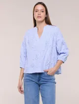 Blusa celeste a rayas con aplicaciones florales en relieve, escote en V y mangas 3/4 abullonadas con puños elásticos.