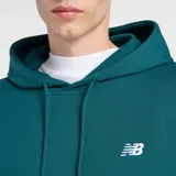 Canguro con capucha New Balance, color verde oscuro, con bolsillo frontal tipo canguro, mangas largas con puños acanalados y logo de la marca bordado en el pecho.