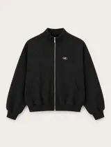 Campera negra de cuello alto con cierre frontal metálico completo, bolsillos laterales y logo bordado en el pecho.