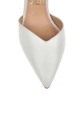 Zapato de tacón alto color blanco, con punta fina y tira fina con nudo en el tobillo.