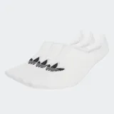 Pack de tres pares de medias invisibles Adidas color blanco, con logo del Trifolio estampado en negro en la parte superior. Cuentan con banda de silicona en el talón para mayor sujeción.