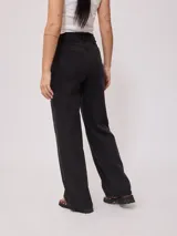 Jean de corte recto y tiro alto, confeccionado en denim azul clásico con costuras en contraste.