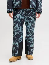Pantalón técnico de ski impermeable y cortaviento, con diseño estampado de montañas en tonos azul y negro. Cuenta con cierre frontal, bolsillos laterales con cremallera, refuerzos en la parte inferior y polainas internas para protección contra la nieve.