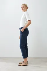 Pantalón chino negro de corte recto, con bolsillos laterales y traseros.