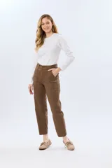 Pantalón de gabardina marrón, de corte recto con pinza en el bajo y detalles de botones en los tobillos.