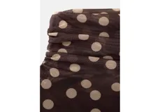 Camiseta marrón de manga larga con cuello alto y estampa de lunares claros, confeccionada en tejido de malla semitransparente.