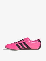 Zapatillas Adidas Originals Tokyo color rosa con las tres tiras laterales en negro, suela marrón y cordones negros.