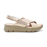 Sandalias bajas color dorado con tiras cruzadas y ajuste con velcro en el tobillo.