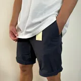 Bermuda de gabardina color azul marino, de corte recto y diseño clásico con bolsillos laterales.
