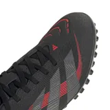 Championes de fútbol Adidas Predator Club TF, color negro con detalles en gris y rojo.