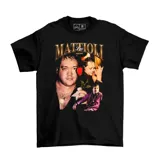 Remera negra de algodón con estampado fotográfico frontal del cantante Leo Mattioli, incluyendo el nombre del artista en letras doradas y una rosa roja.