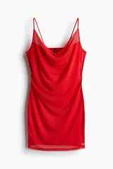 Vestido corto entallado de malla color rojo, con breteles finos y escote drapeado. Presenta frunces laterales que generan un efecto drapeado y forro de punto.