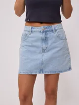 Falda de jean de corte recto y tiro medio, con diseño clásico de cinco bolsillos, cierre frontal con botón y costuras en contraste.