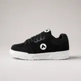 Zapatillas Airwalk modelo Cameo Black de estilo urbano y skate, color negro con suela blanca y logotipo circular blanco en el lateral.