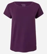 Remera deportiva de microfibra texturizada, con cuello redondo y mangas cortas. Presenta un diseño liso con recortes laterales que favorecen la ventilación.