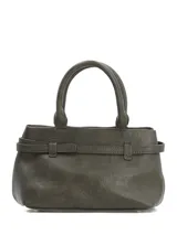 Cartera Hush Puppies de gamuza color verde militar, con doble asa de mano, detalle de cinturón con hebilla metálica y logo grabado en la parte frontal.
