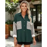 Sobre camisa de pana blanca con detalles en animal print en los bolsillos frontales y en las mangas. Presenta cuello inglés, cierre frontal con botones y corte holgado.