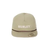 Gorra tipo trucker color oliva, con visera plana, cordón decorativo marrón sobre la base de la visera y el nombre de la marca 'HURLEY' bordado en blanco en el frente.