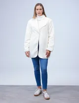 Cárdigan largo reversible color blanco. Un lado es de sherpa y el otro capitoneado. Tiene bolsillos delanteros.