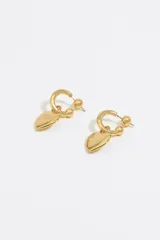 Aros de metal dorados con forma de aro y dije colgante de corazón con logo grabado. Cierre con tuerca a presión.