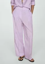 Pantalón wide leg de tiro medio con diseño de rayas verticales finas en color lila. Presenta bolsillos laterales, bolsillos traseros de ribete, trabillas para cinturón y cierre frontal oculto con botón, gancho y cremallera.