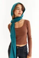 Top de manga larga color marrón, confeccionado en tejido de punto acanalado. Presenta un escote cuadrado y un detalle bordado con las iniciales BG en el centro del pecho.