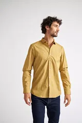Camisa de hombre color mostaza con estampado de micro-motivos, corte slim fit, cuello clásico y cierre frontal con botones. Presenta logo bordado en el pecho.