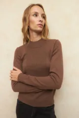 Polera marrón de tejido de punto acanalado, cuello alto y mangas largas ajustadas al cuerpo.