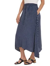 Falda midi azul marino con rayas verticales blancas, cintura elástica con cordón y dobladillo asimétrico.