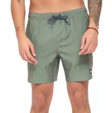 Short de baño Quiksilver de color verde militar, confeccionado en poliéster reciclado de secado rápido. Presenta cintura elástica con cordón ajustable contrastante, bolsillos laterales y una franja lateral con inscripción de la marca.