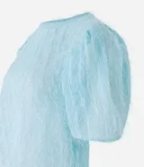 Blusa de chiffon azul marino con cuello redondo, mangas cortas con pliegues en los hombros y textura con felpas.