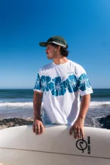 Remerón blanco con estampado de flores azules en el hombro y la manga.