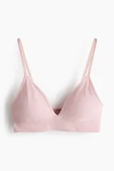 Soutien de diseño seamless, confeccionado en tejido suave de color rosado. Presenta copas forradas con relleno extraíble, breteles ajustables y una banda elástica inferior para mayor sujeción. Su diseño carece de aros y cierres, priorizando la comodidad.